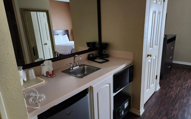 Econo Lodge & Suites