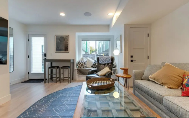 Jefferson Park Apartment: Walk to Empower Field!