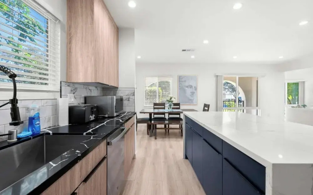 Not Affected by the Fire/spacious Modern Retreat w Luxury Amenities & Style