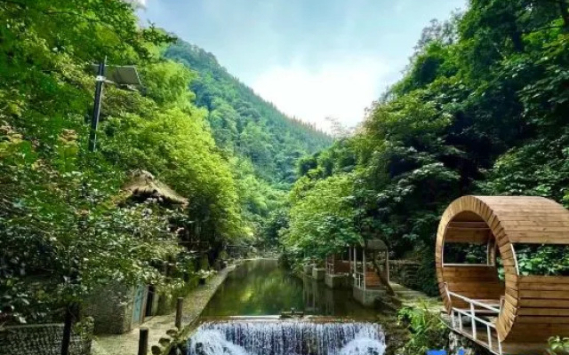 Qingyuan shan Jian Xiao Zhu Tang quan min su – Outside – Qingyuan