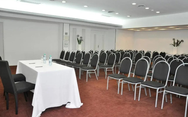 Broadway Hotel & Suites