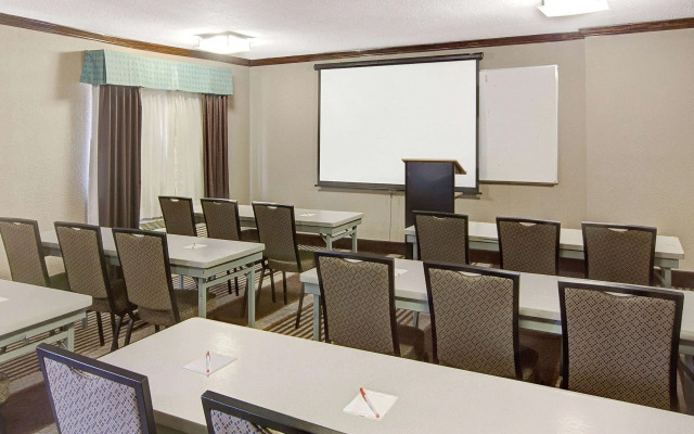 Ramada by Wyndham Houston Intercontinental Airport South