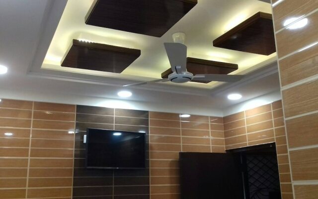 Posh, Nice Foreigner Area Lajpat Ngar Luxury Room