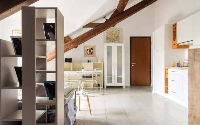 JOIVY Classic Top-Floor Studio By Park