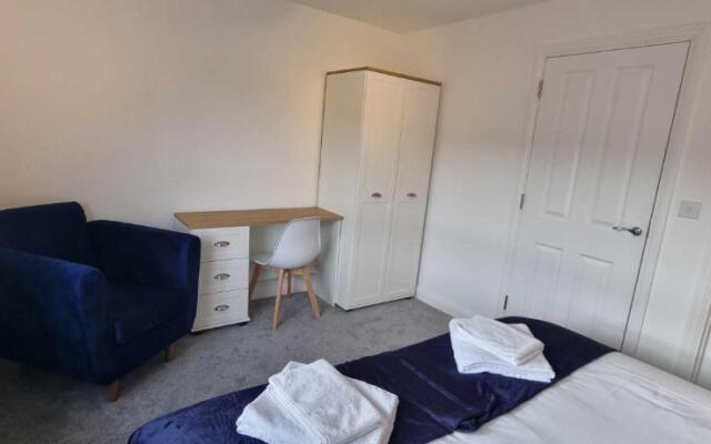 Near City Centre 4 Bed 2 Bath House with Parking, Digbeth, Birmingham