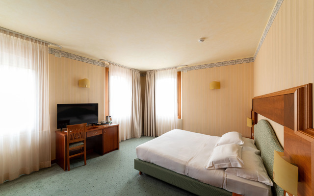 PHI Hotel Astoria
