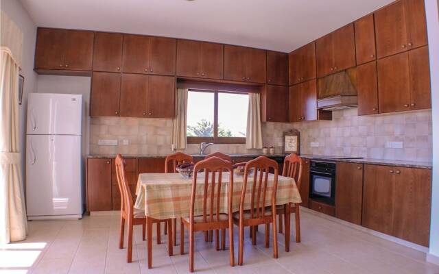 Beautiful Home in Maroni Lamaka With Wifi and 4 Bedrooms