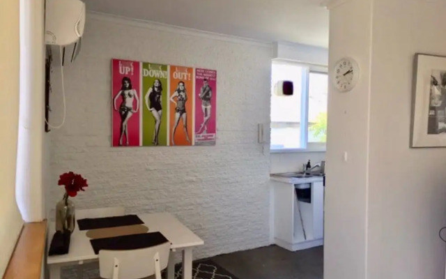 Charming and Spacious 2 Bedroom In Balaclava