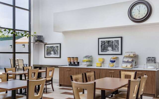 Days Inn & Suites by Wyndham Savannah Midtown
