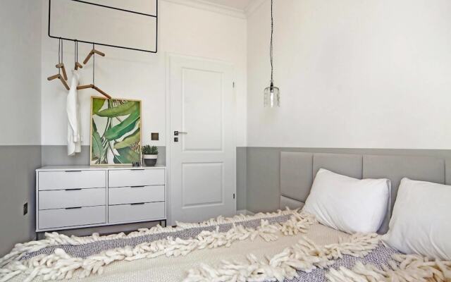 FM Luxury 1-BDR Apartment with Balcony - Cosy Home