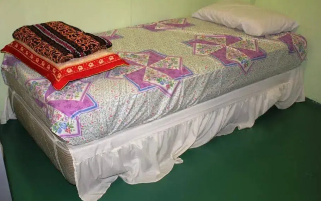 Raymond's Boutique Travelers Home - Hostel