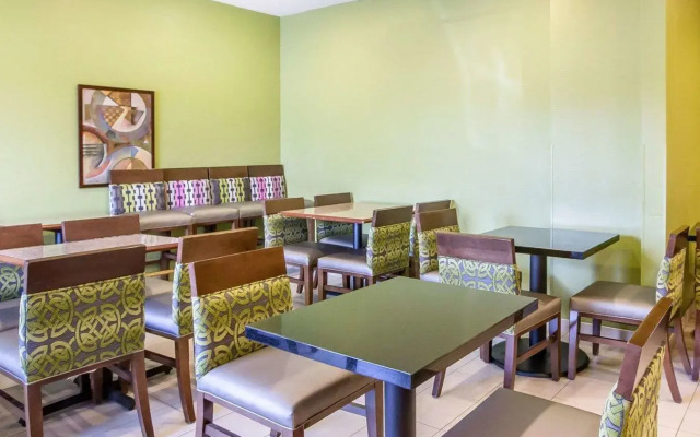 Comfort Inn & Suites near Tinley Park Amphitheater