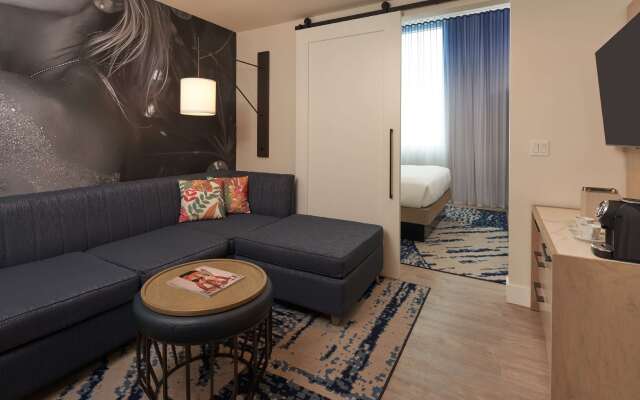 SERENA Hotel Aventura Miami, Tapestry Collection by Hilton