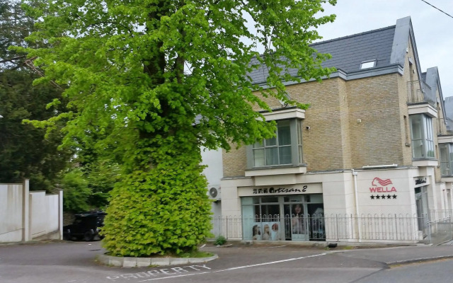 Oakleigh House, Apartment 1