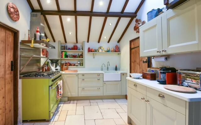 Lovely 4-bed House in Village of Sandhurst