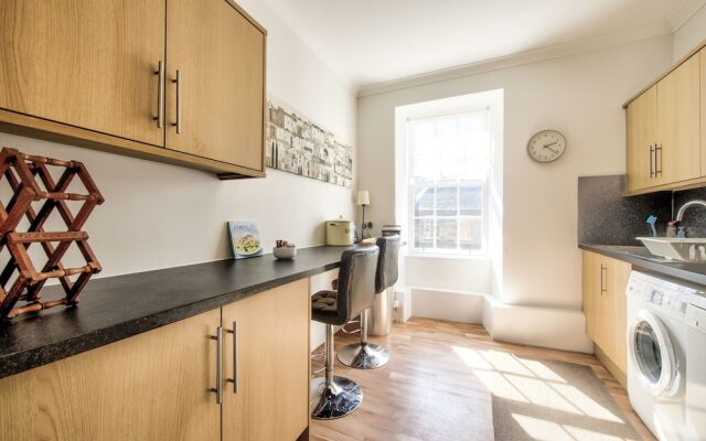 Spacious 2Br Home In New Town