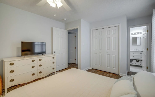 Pet-friendly Villas Vacation Rental: Walk to Bay