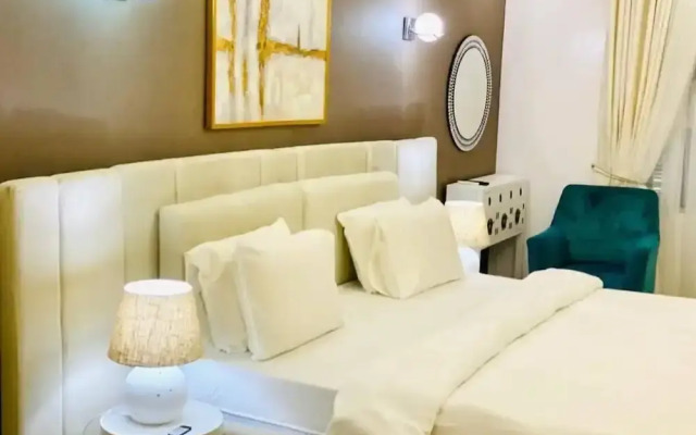 Shortlethomes- Renee's Luxury Apartments
