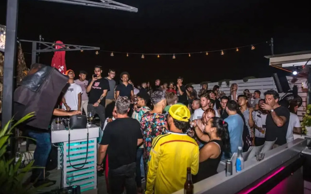 Gatto Blanco Party Hotel