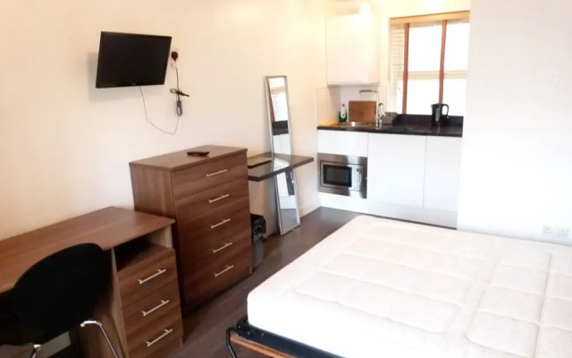 SS Property Hub - City of London Studio Apartment 9