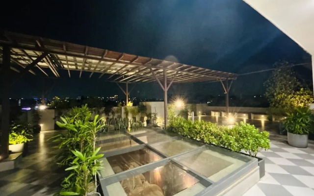 Royal Studio Golf Course Road