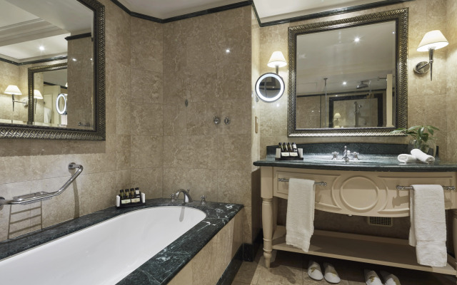 Aphrodite Hills Hotel