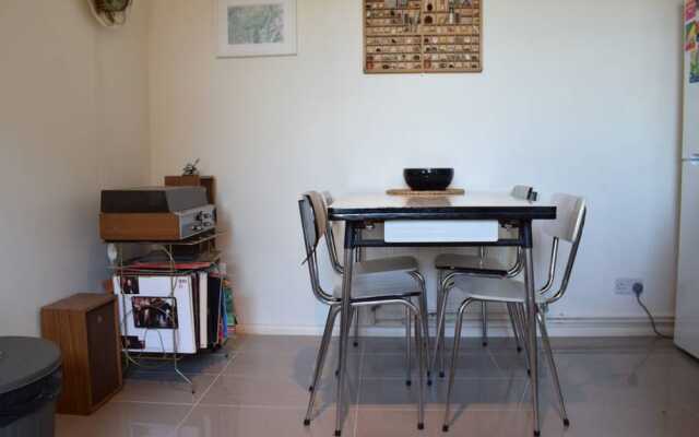 Bright Clapton 2 Bedroom Flat