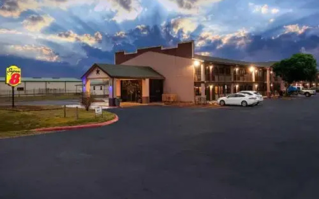 Super 8 by Wyndham Giddings