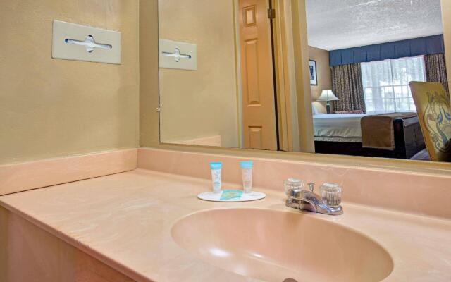 Howard Johnson Express Inn And Suites Lakes Front