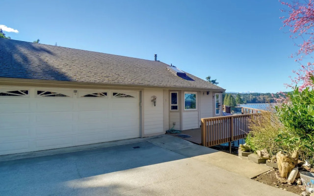 Waterfront PNW Escape w/ Deck & Beach Access!