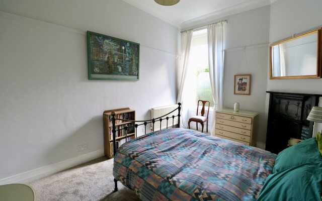 Period Deco flat in west end