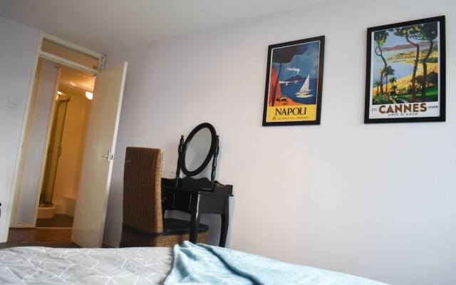 2 Bedroom Flat With Balcony Overlooking the Sea