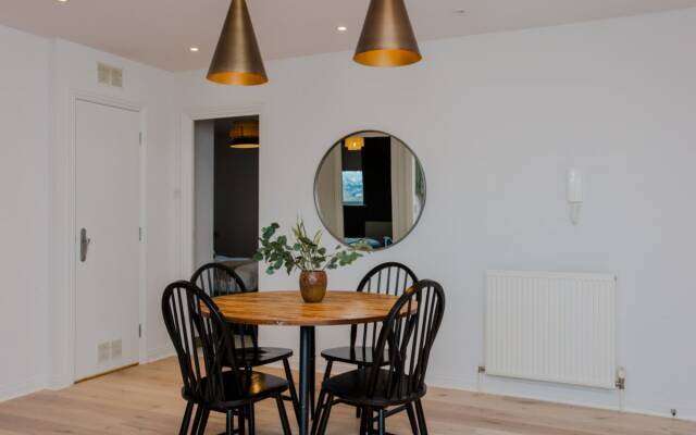 The Sparkford Gardens - Lovely 2bdr With Balcony
