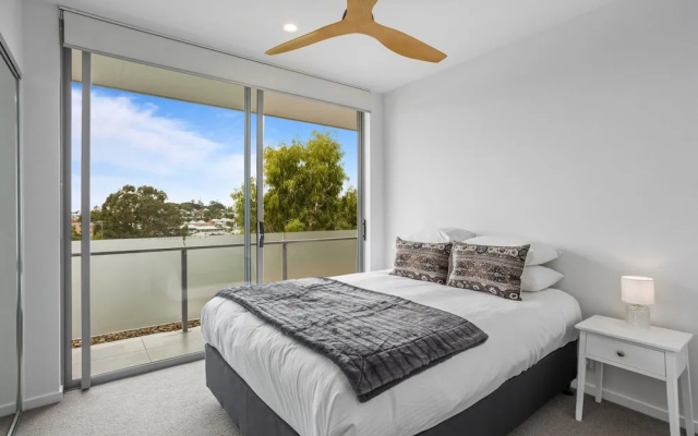 Sleek 2-bed With Balcony and Communal BBQ Area – Guest Rooms – Brisbane
