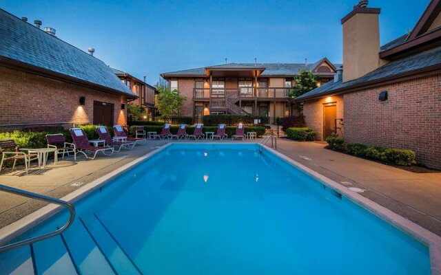 Cloverleaf Residence Suites