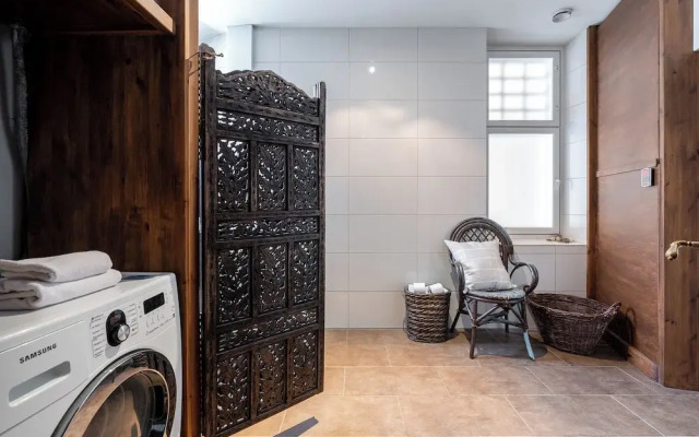 Historical Downtown Home with Parking and Steam Sauna