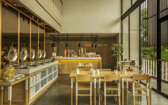 Up-Peak Hotel Simpang Lima Semarang Powered by Archipelago