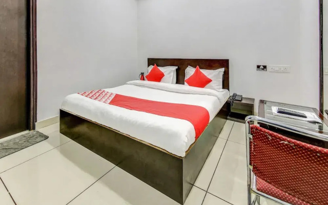 OYO 27999 Hotel Deep