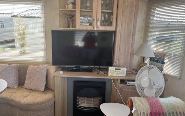 Pets Stay Free 2 Bedroom Caravan at Heacham Beach
