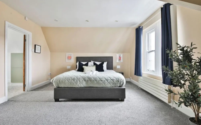 4 Bed House with Pool Table & Parking