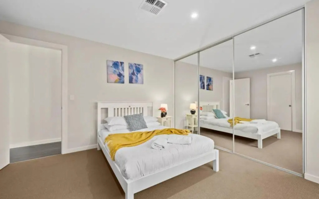 Meander ~ Dreamy Abode with Unrivaled Views – Guest Rooms – Adelaide