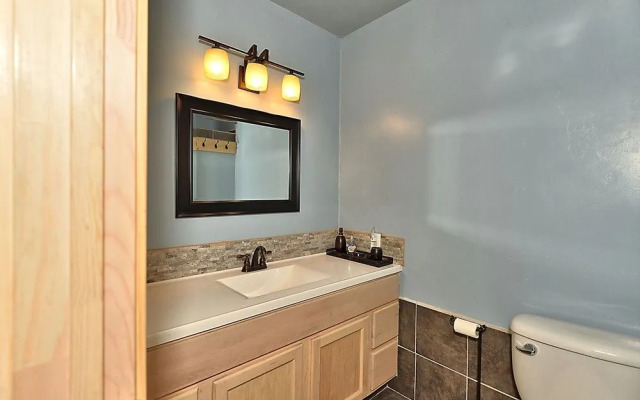 3BR 2BA Heavenly Chalet by RedAwning