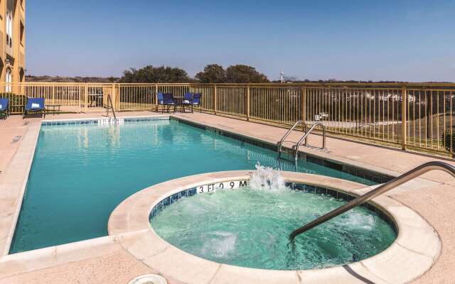 La Quinta Inn & Suites by Wyndham Fort Worth - Lake Worth