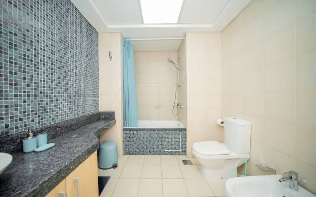 Luton Vacation Homes - Shoreline Apartment with Beach access