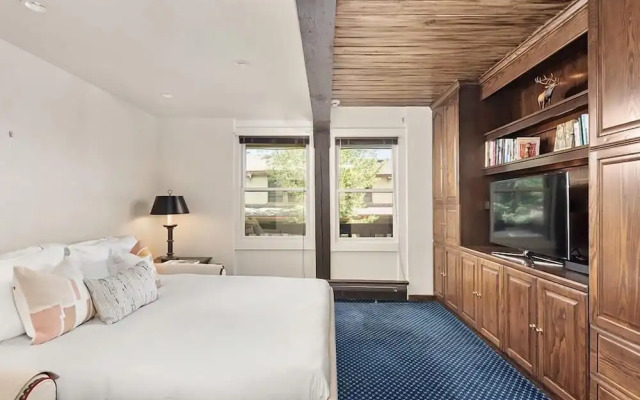 3 BR Penthouse w Hot-tub -mountain Views