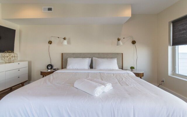 Majestic Nolibs Retreat - Roof Deck and Balcony