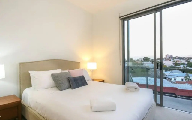 Luxury 1 Bedroom Top Floor Apartment With Balcony