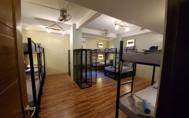 Outpost Hostel - Coron