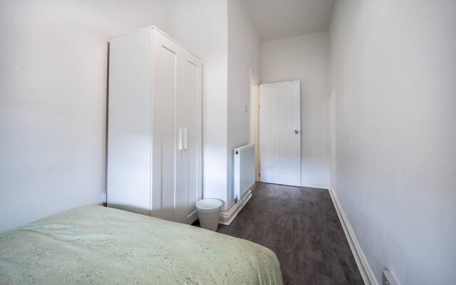 Modern Spacious 2 Bedroom House in Leigh