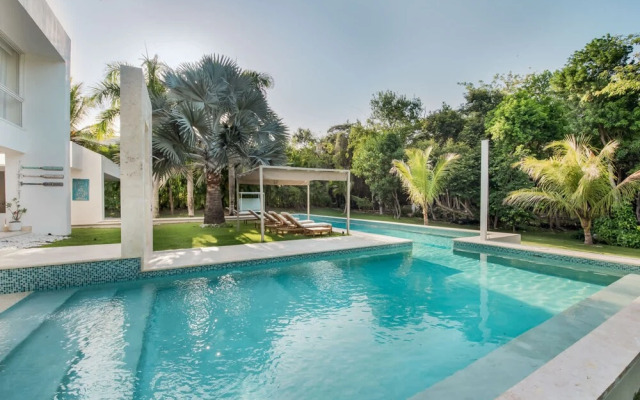 Modern Luxury 6 BR Tropical Retreat With Pool